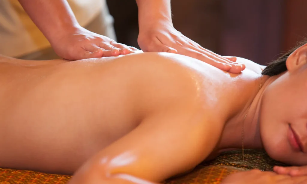 Entspannende Massage mit eingeöltem Körper als Teil der Aroma Öl Massage