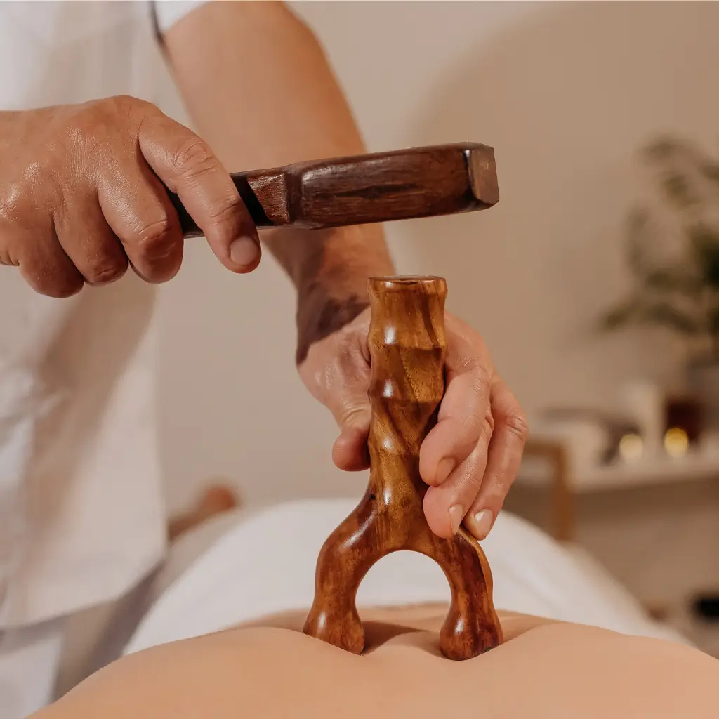 Rückenmassage mit Tok Sen Holzstock