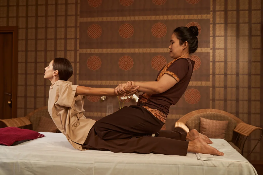 Streckposition der traditionellen Thai Massage.