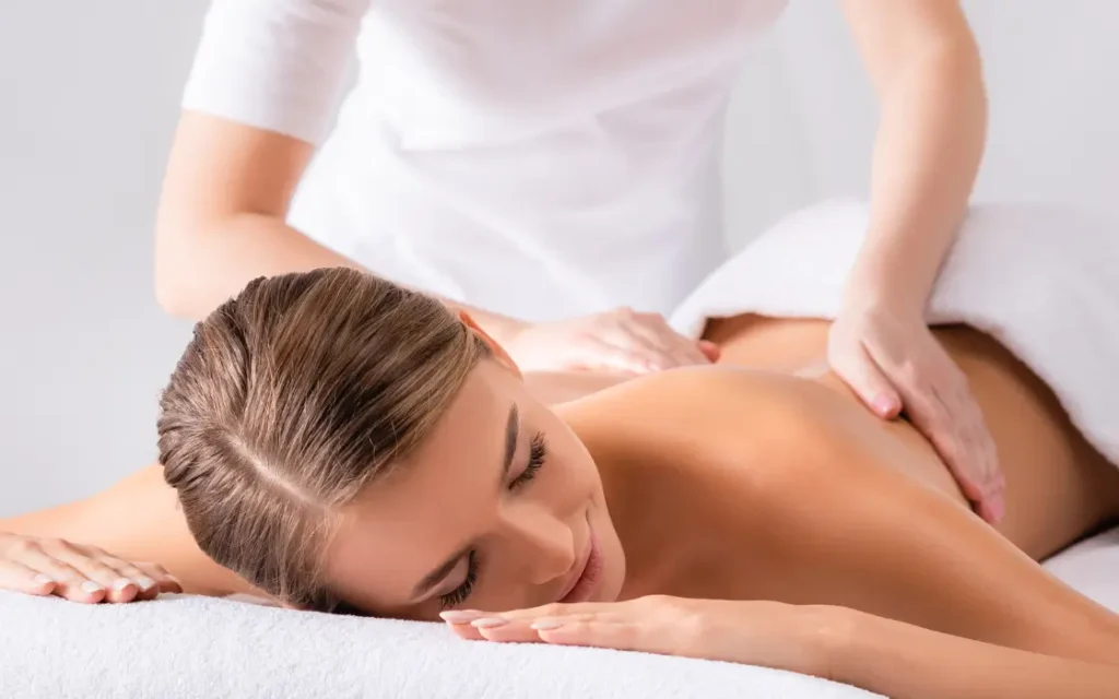 Junge Frau genießt klassische / medizinische Massage.