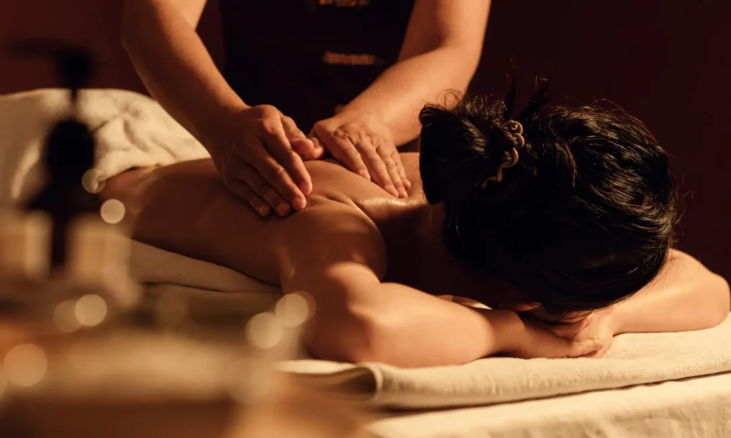 Junge Frau genießt die Thai Öl Massage.